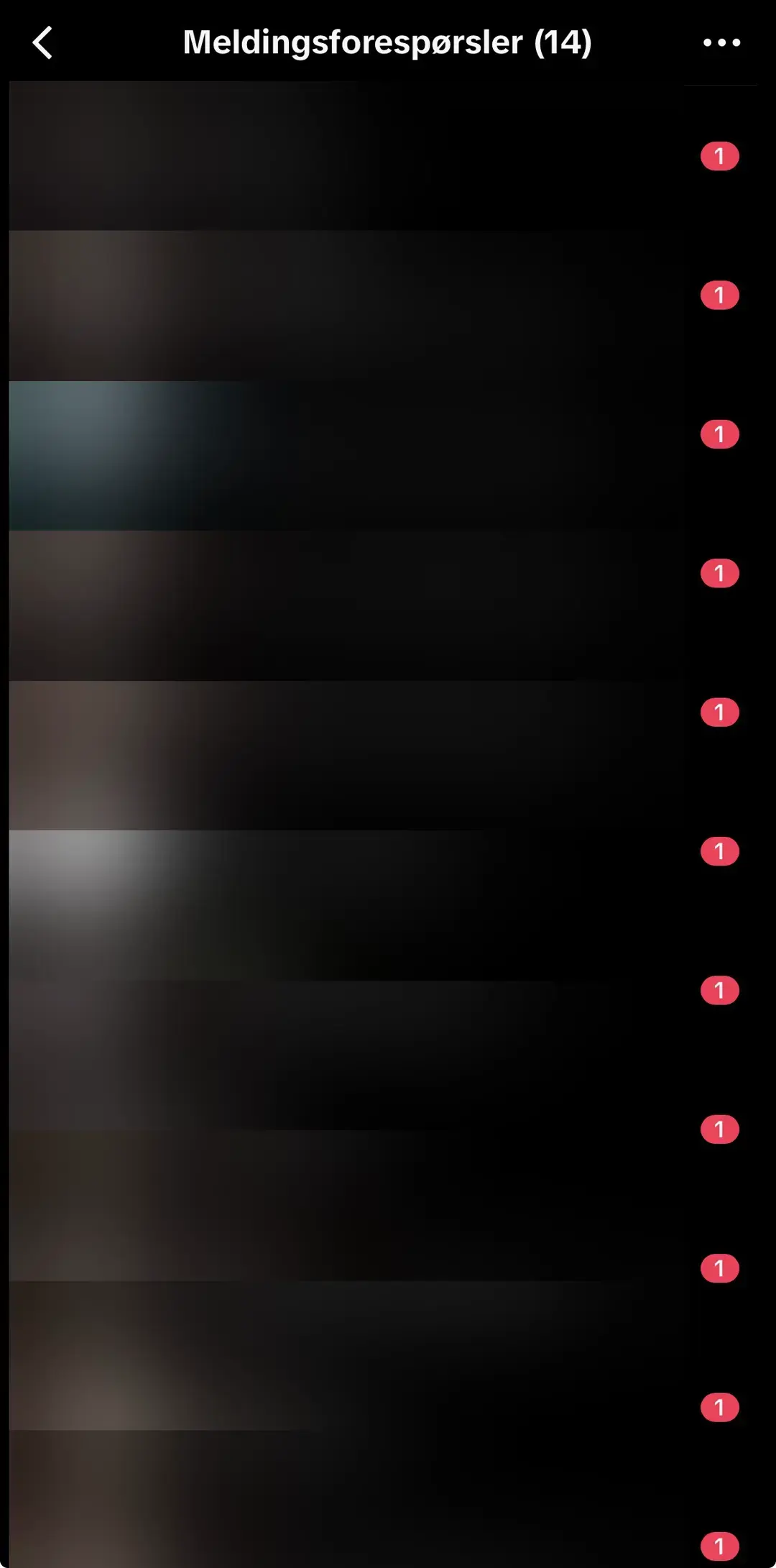 Skjermbilde av meldingsforespørsler der seere spør om lenken til øya. Navn og profilbilder er sladdet.